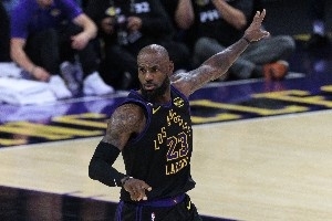 983619